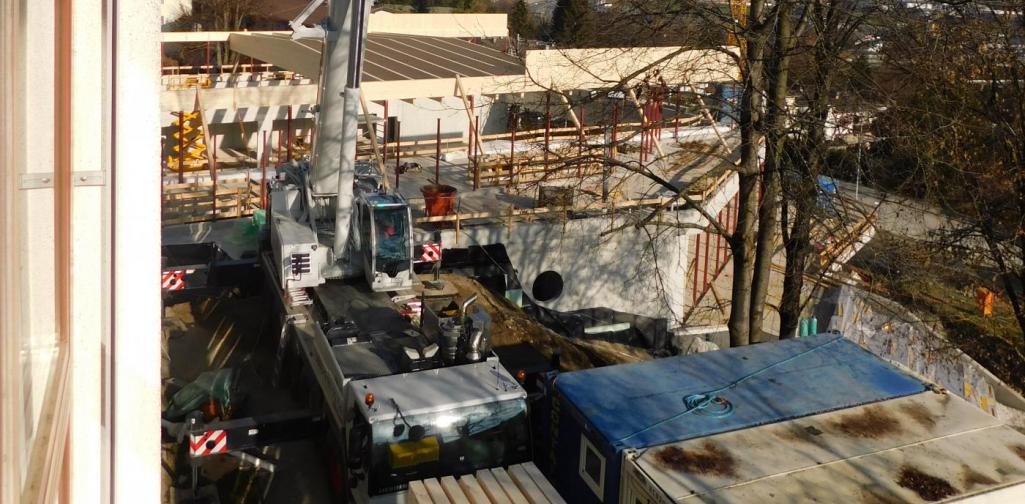 Autokran im Schulhof