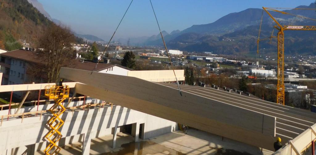 Leimbinder beim Einhängen