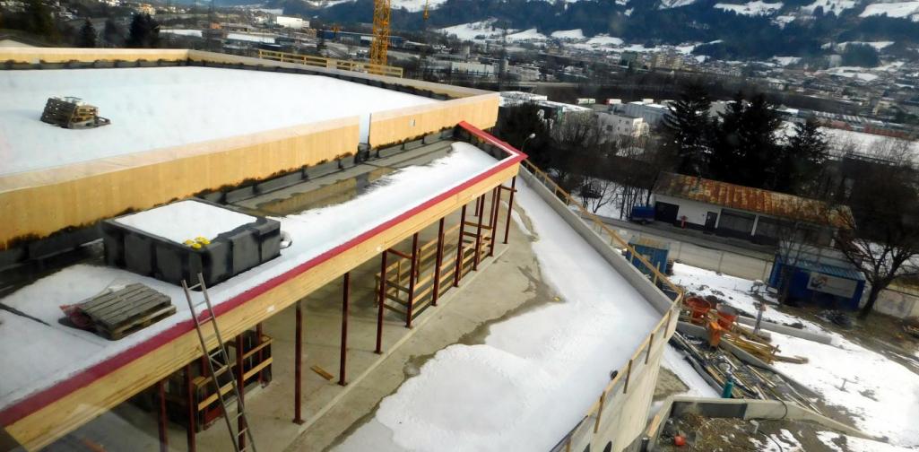 Galerie und Terasse der Sporthalle im Rohbau