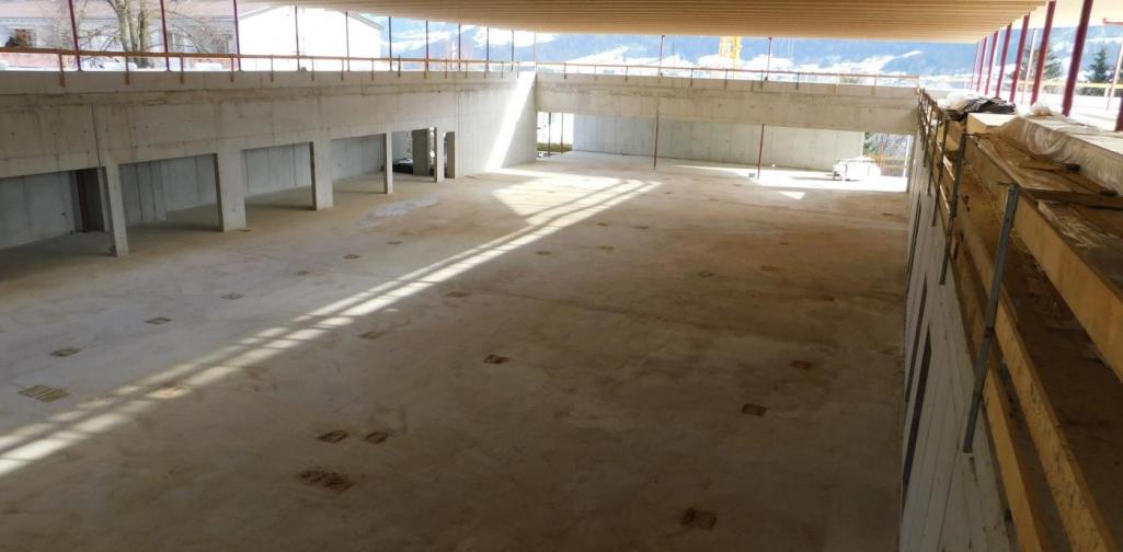Blick in den Rohbau der neuen Sporthalle