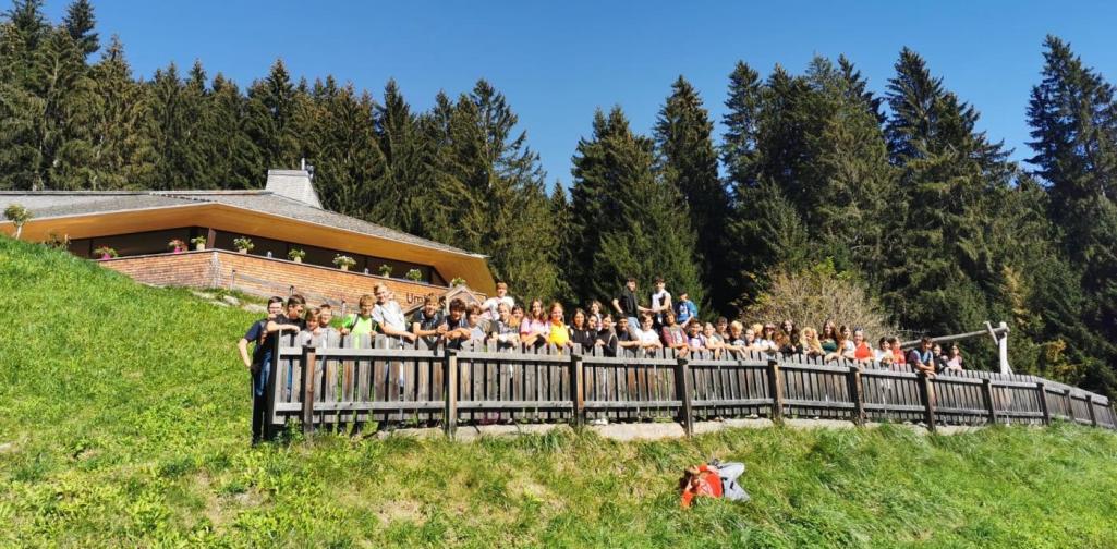 Wandertag 10 Schüler vor Alm