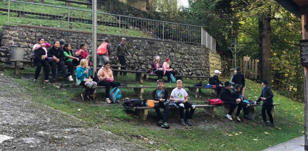 Wandertag 6 Schülergruppe bei Rast in St. Georgenberg