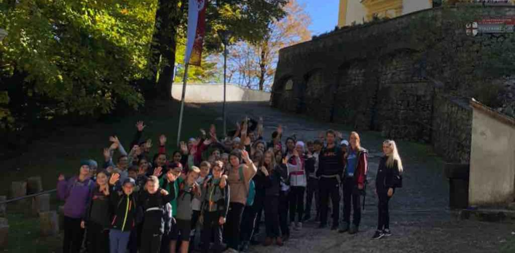 Wandertag 7 Schülergruppe vor Kirche