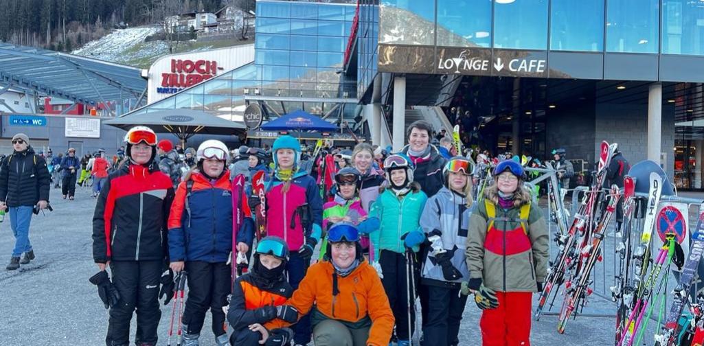 Gestern machten sich Schüler:innen aus der 1a, 1b, 2a, 4abc mit ihre "zwoa Brettln " auf nach Kaltenbach zum Skifahren... Und dieser Skitag konnte sich wirklich sehen lassen und ließ keine Wünsche offen: motivierte Skifahrer:inen, sehr viel Sonnenschein- Gestern machten sich Schüler:innen aus der 1a, 1b, 2a, 4abc mit ihre "zwoa Brettln " auf nach Kaltenbach zum Skifahren... Und dieser Skitag konnte sich wirklich sehen lassen und ließ keine Wünsche offen: motivierte Skifahrer:inen, sehr viel Sonnenschein- einfach ein Traumwetter, gute Pisten, lustige Schwätzchen beim Liftfahren, Spaß an der Bewegung schon beim Aufwärmen und auch bei den gemeinsame Abfahrten und keine Verletzungen... Wir freuen uns schon auf Teil 2 am Donnerstag bzw. auf eine Wiederholung im